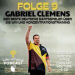 Gabriel Clemens Instagram - Jow Freunde, Welche Stelle von der Podcast Folge @leistungistkopfsache mit @gabriel.clemens180 hat euch am Besten gefallen? In der neuen Folge von hatten wir den besten deutschen Dartsspieler „The German Giant“ aka. Gabriel Clemens für euch am Start. Für @timstanislaw und @jan1gk war es ein Privileg mit dem Mann zu sprechen, der letztes Jahr bei der Darts-WM ganz Deutschland mit seiner Performance mitgerissen hat. Da dieser Sport sehr anspruchsvoll für den Kopf ist, musste Gaga natürlich Rede und Antwort stehen, wie er den Fokus z.B. bei einem WM-Halbfinale gegen Michael Smith aufrecht hält und wie er seine Konzentration trainiert. Zudem hört ihr interessante Fakten zum „Kopfhörer Viertelfinale“ mit Gerwyn Price und weiteren spannenden Themen rund um den @ersterfcs Fan Gaga, wenn wir ihn fragen: WORAN HAT ES GELEGEN? #fussball #dart #motivation #podcast #like