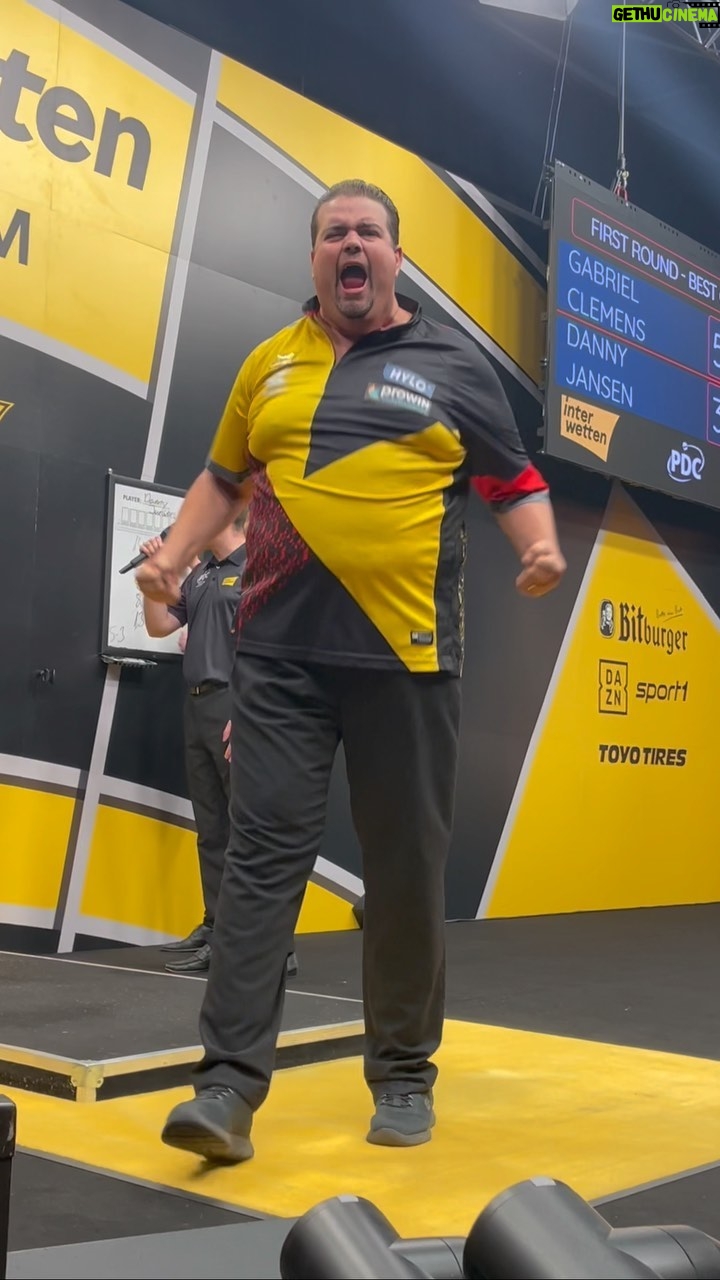 Gabriel Clemens - 18.5K Likes - 𝘽𝙄𝙂 𝙍𝙀𝙇𝙄𝙀𝙁 𝙁𝙊𝙍 𝙏𝙃𝙀 𝙂𝙀𝙍𝙈𝘼𝙉 𝙂𝙄𝘼𝙉𝙏!🇩🇪😮💨
Clemens beats Jansen by 6:3! It‘s his first win on the European Tour since the end of June!🎯 You can see the emotions!🔥