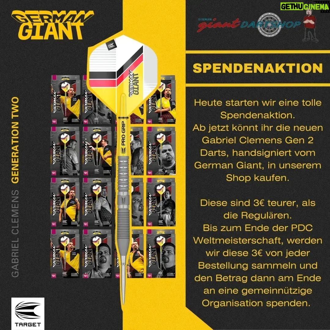 Gabriel Clemens Instagram - SPENDENAKTION 🎯💶 Wir starten heute eine tolle Spendenaktion, die wir uns überlegt haben. Ab heute könnt ihr in unserem Onlineshop die neuen Gabriel Clemens Gen 2 Darts auch handsigniert von Gaga kaufen. Diese kosten 3€ mehr, als die Regulären. Bis zum Ende der kommenden PDC Darts Weltmeisterschaft werden wir diese 3€ von jeder Bestellung sammeln und den Betrag am Ende an den @kaeltebus_saarbruecken spenden. Zudem gibt es in unserem Laden in Saarwellingen nun ebenfalls eine Spendenkasse, in der wir zusätzlich freiwillige Spenden sammeln. Am Ende werden wir den Betrag noch großzügig aufrunden. Was haltet ihr davon?💬 Link zum Shop in der Bio⬆️🎯 #darts #dart #180 #gabrielclemens #gaga #germangiant #spenden #spendenaktion #charity #bullseye