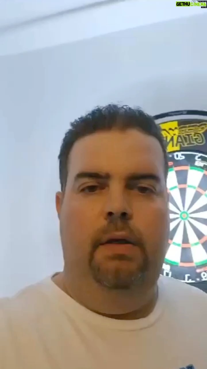 Gabriel Clemens Instagram - Heute Abend gehts endlich los! Die Dutch Darts Masters LIVE 🎯 Auf dem @dazn_de-Kanal bei @plutotvde seid ihr kostenlos dabei. Wer ist mit am Start? 🙌 #darts #gabrielclemens #pdc #dutchdartsmasters #dazn #plutotv
