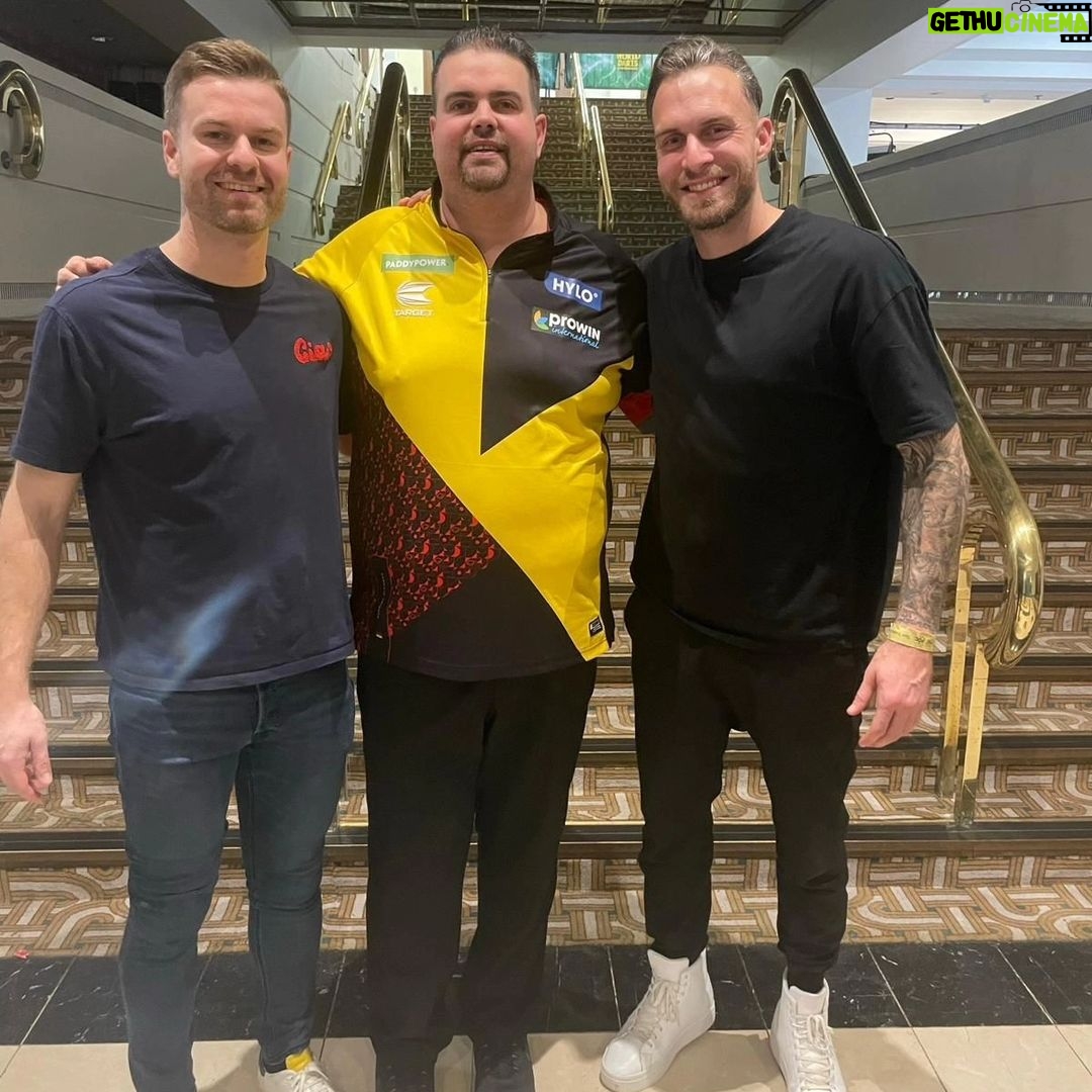 Gabriel Clemens - 16.2K Likes - Für einen guten Zweck versteigere ich dieses Matchworn Trikot bei ebay!!!
Der gesamte Erlös geht an @mylifewith_can_cer
Marie kenne ich persönlich wie man auf dem 2. Bild sehen kann da sie mit mir zusammen bei @sportsmed.saar trainiert!!!Marie leidet seit 2016 an Knochenkrebs und ist auf Spenden angewiesen da es eine Behandlung gibt die anschlägt aber keine Krankenkasse übernimmt die Kosten!!!Wenn ihr mehr über die Geschichte erfahren wollt guckt gerne auf den Insta Account von Marie @mylifewith_can_cer
@s.jacob24 @ps_schmidt und ich haben überlegt wie wir auf die Geschichte von Marie aufmerksam machen können und auch was Gutes tun können. Dabei entstand dann diese Idee!!
Das ist der Link zur Auktion oder in meiner Story direkt
https://www.ebay.de/itm/355334882023?mkcid=16&mkevt=1&mkrid=707-127634-2357-0&ssspo=o9q_jgr9quo&sssrc=2524149&ssuid=o9q_jgr9quo&widget_ver=artemis&media=COPY
Ihr könnt auch helfen damit wenn ihr den Beitrag teilt und wir so mehr Aufmerksamkeit für die Geschichte bekommen!!
Vielen Dank 😘
Euch einen guten Rutsch ins neue Jahr 🍀Bleibt gesund