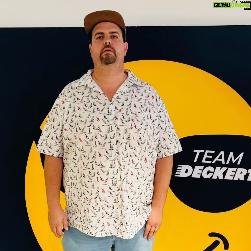 Gabriel Clemens Instagram - 🎯 Treffe "The German Giant" Gabriel Clemens vor der WM! 🏆 Du bist ein Dart-Fan durch und durch? Dann haben wir etwas Besonderes für dich: Gewinne jetzt ein Meet & Greet mit der deutschen Dartslegende! 🎯💥 Du wolltest immer mal Gabriel persönlich kennenlernen und ein paar Darts mit ihm werfen? Jetzt hast du die Chance! 😎 Wir verlosen 5x 2 Tickets für eine exklusive Veranstaltung mit unserem Gaga. 🎟️💥Wie du teilnehmen kannst? Eigentlich ganz einfach: Folge uns, like diesen Beitrag und kommentiere, wer dein zweites Ticket bekommt. Wir wünschen Euch viel Glück! 🍀 🗓️ 11.12.23 📍 Autohaus Deckert Entenmühlstr. 72 66424 Homburg ⏰ Ab 18 Uhr Teilnahmebedingungen: 1. Folge uns auf Instagram @autohausdeckert 2. Like den Beitrag und hinterlasse ein Kommentar, wer dein zweites Ticket bekommt! Habt ihr alles erfüllt, seid ihr im Lostopf! Das Gewinnspiel endet am Montag, den 04.12.23, um 10 Uhr. Die Bekanntgabe der Gewinner erfolgt am selben Tag. Die Teilnahme ist ab 18 Jahren, ab 16 mit Einwilligung der Eltern und nur innerhalb der EU gültig. Keine Auszahlung des Gewinns möglich. Der Rechtsweg ist ausgeschlossen. Das Gewinnspiel steht in keiner Verbindung zu Instagram. #autohausdeckert #teamdeckert #gewinnspiel #win #surprise #meetandgreet #darts #thegermangiant #gabrielclemens #christmas #partner #sponsorship