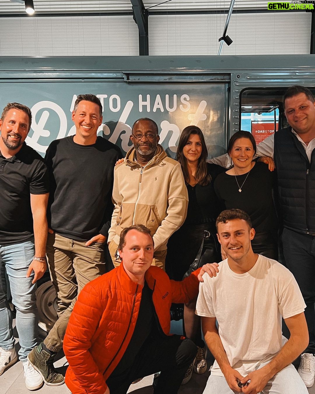 Gabriel Clemens Instagram - Alle guten Dinge sind drei ππ₯π¬ Am Sonntag ist es wieder soweit: Wir sind wieder bei "Verkauft & Zugelassen" zu sehen. Unser TV-Profi Steve und Gabriel Clemens, auch als German Giant bekannt, sitzen gemeinsam im Manta π Ihre Mission? Das bleibt noch geheim! Schaltet ein, am Sonntag um 12:45 Uhr bei RTL Nitro! Ob der Manta nach ihrem Abenteuer noch in unseren Besitz ist? π³π€ #autohausdeckert #teamdeckert #rtl #rtlnitro #nitro #tv #verkauftundzugelassen #cars #manta Autohaus Deckert