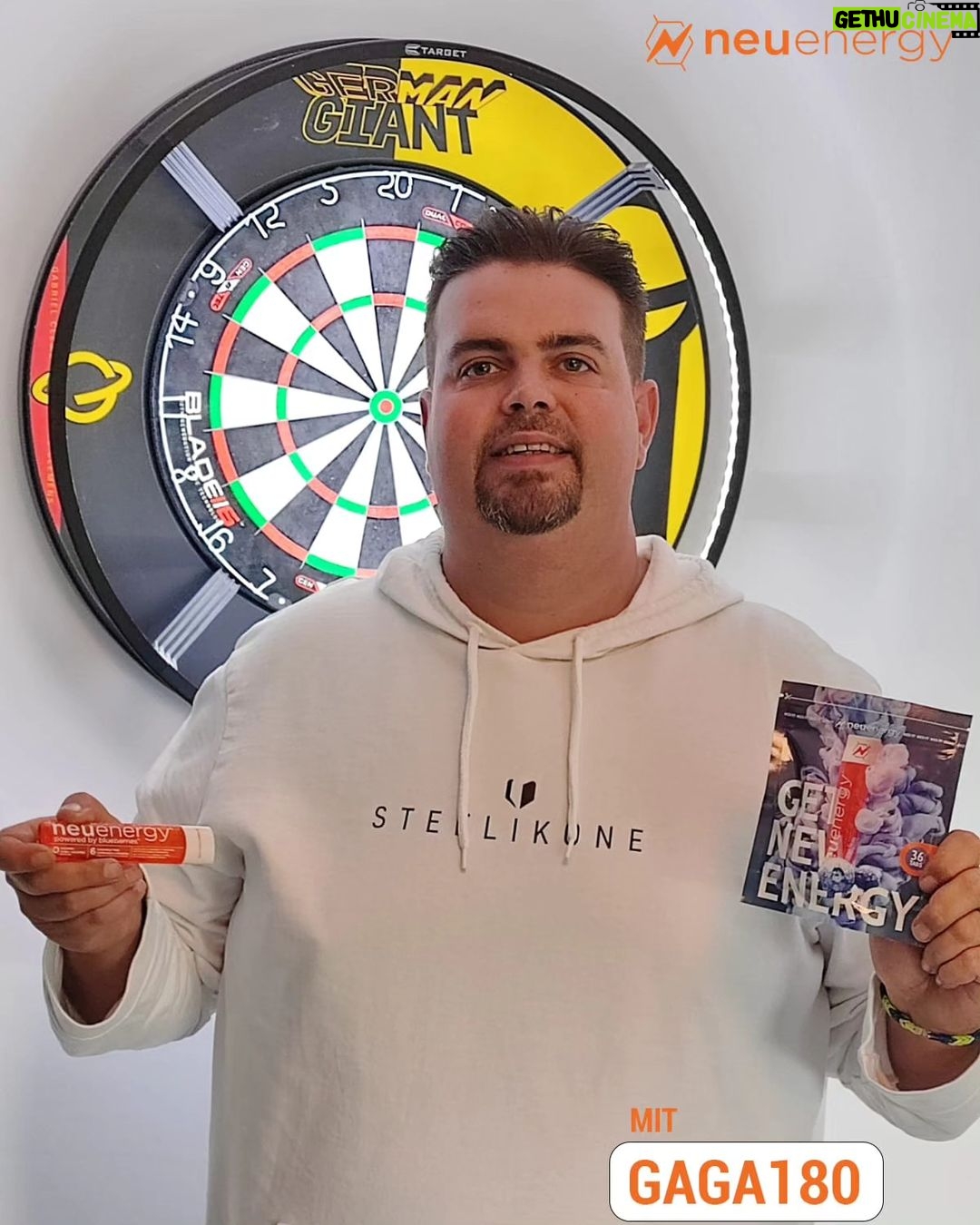 Gabriel Clemens Instagram - #werbung Habe vor einiger Zeit NeuEnergy für mich entdeckt. 😎 Das sind Energy Tabs zum Lutschen. Hilft mir an langen Turniertagen und erhöht meine Konzentration.Ebenso bei langen Autofahrten bzw. Reisen zu den Turnieren!!!Endlich habe ich ne Alternative zu Kaffee und Energydrinks(die ich eh nicht trinke 🤣)gefunden!!! 😎 Und ich hab nen Deal für Euch: Mit dem Code *GAGA180* bekommt ihr 10% Rabatt. ✅ Jetzt auf www.getneuenergy.de bestellen. Kann's euch echt empfehlen! 🎯😎 #getneuenergy #darts #teamgermangiant #energy #fitzummatch #gaga180 #kickit