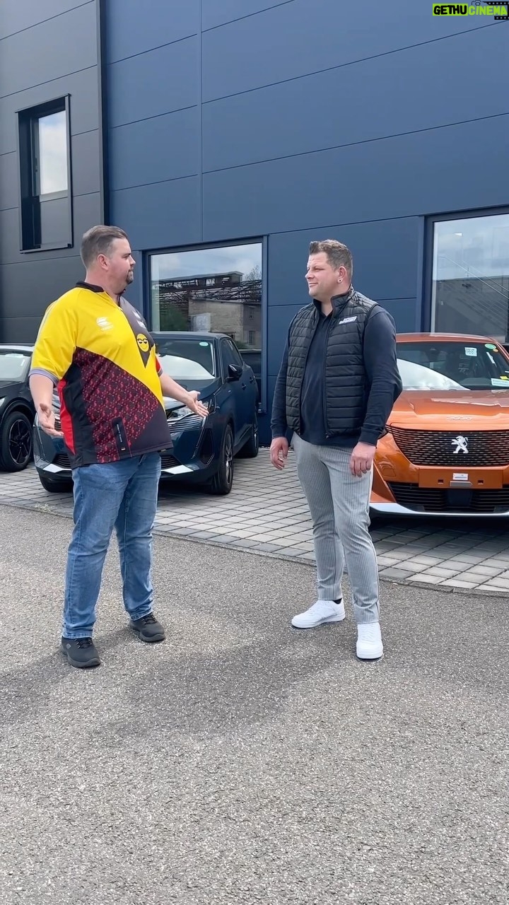 Gabriel Clemens Instagram - Gaga bekommt den 408 und für euch springt auch was bei raus 👀❕ Zusammen mit @gabriel.clemens180 verlosen wir 2 Tickets für die Hylo Saar Darts Gala + 1 Set seiner Darts. 🎯 Wie ihr an der Verlosung teilnehmt: 1. Folge uns und @gabriel.clemens180 auf Instagram 2. Like den Beitrag und hinterlasse ein Kommentar, mit wem du nach Saarbrücken zur Hylo Saar Darts Gala gehen möchtest 👀 Habt ihr alles erfüllt, seid ihr im Lostopf! Das Gewinnspiel endet am Montag, den 05.06.23, um 10 Uhr. Die Bekanntgabe der GewinnerIn erfolgt am selben Tag. Die Teilnahme ist ab 18 Jahren, ab 16 mit Einwilligung der Eltern und nur innerhalb der EU gültig. Keine Auszahlung des Gewinns möglich. Der Rechtsweg ist ausgeschlossen. Das Gewinnspiel steht in keiner Verbindung zu Instagram. Wir wünschen viel Erfolg! 🍀 🤝 🎯 #autohausdeckert #teamdeckert #gabrielclemens #hylo #darts Autohaus Deckert