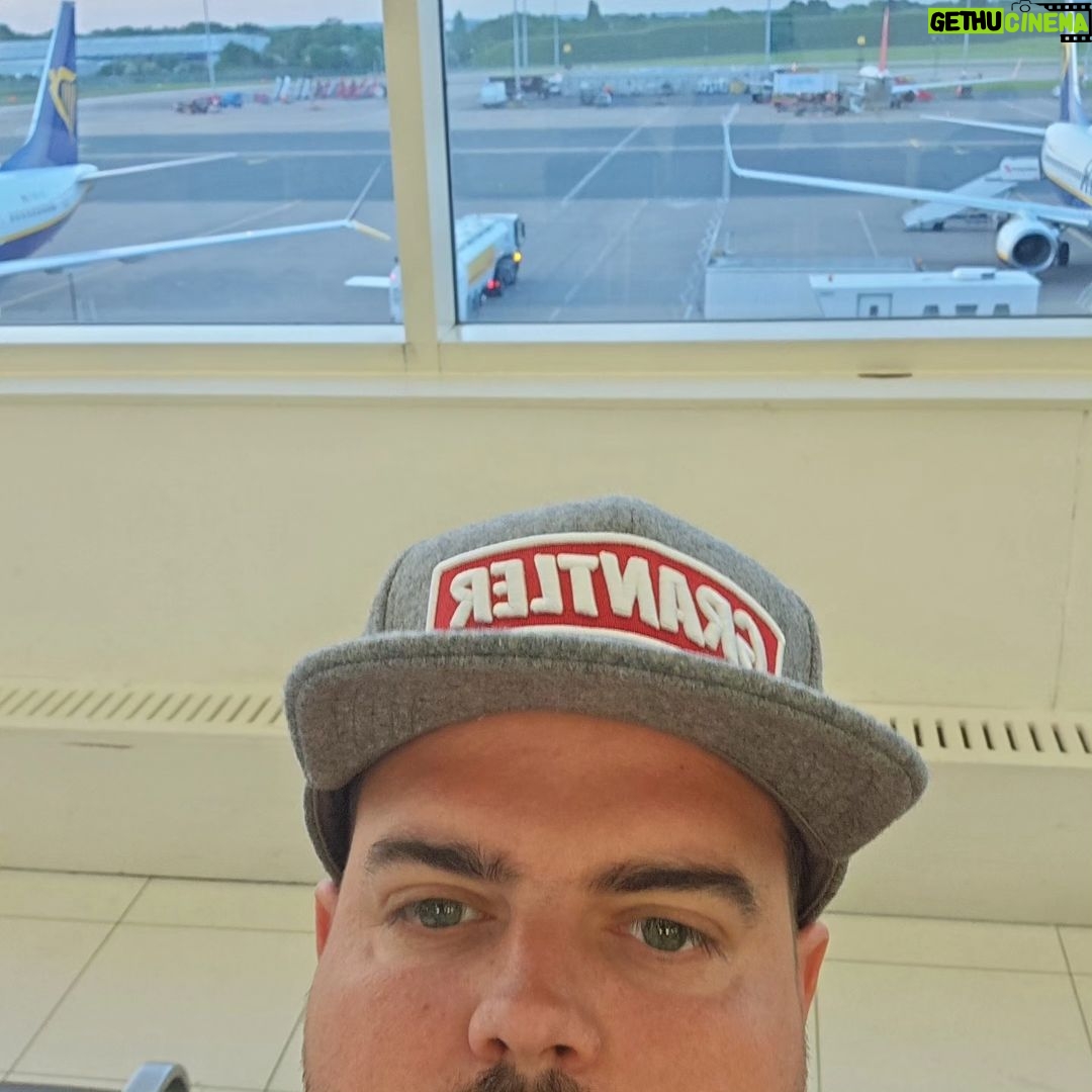 Gabriel Clemens - 9.6K Likes - Ich liebe Flüge um 6 Uhr morgens.....NICHT🤣😴