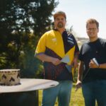 Gabriel Clemens Instagram - Wir haben den German Giant im Saarland besucht und ein YouTube Video gedreht (Link im Profil @grillrost_com ) ▶️. Er ist einer der 20 besten Dart Spieler der Welt und hat im letzten Jahr als deutscher hidden Champion die ganze Dart Branche fasziniert 🎯. @gabriel.clemens180 ist außerdem begeisterter Griller und als er uns vor kurzem angeschrieben hat, war klar, das wir ihm die Feuertonne mit seinem Logo selbst vorbei bringen 🔥. Unter allen Kommentaren verlosen Gagas eigenes signiertes Dartset 🍀. #dart #germangiant #gabrielclemens #feuerplatte #feuerplattengrill #grillrost_com #teamfeuerplatte #familienunternehmen #madeingermany #handmade