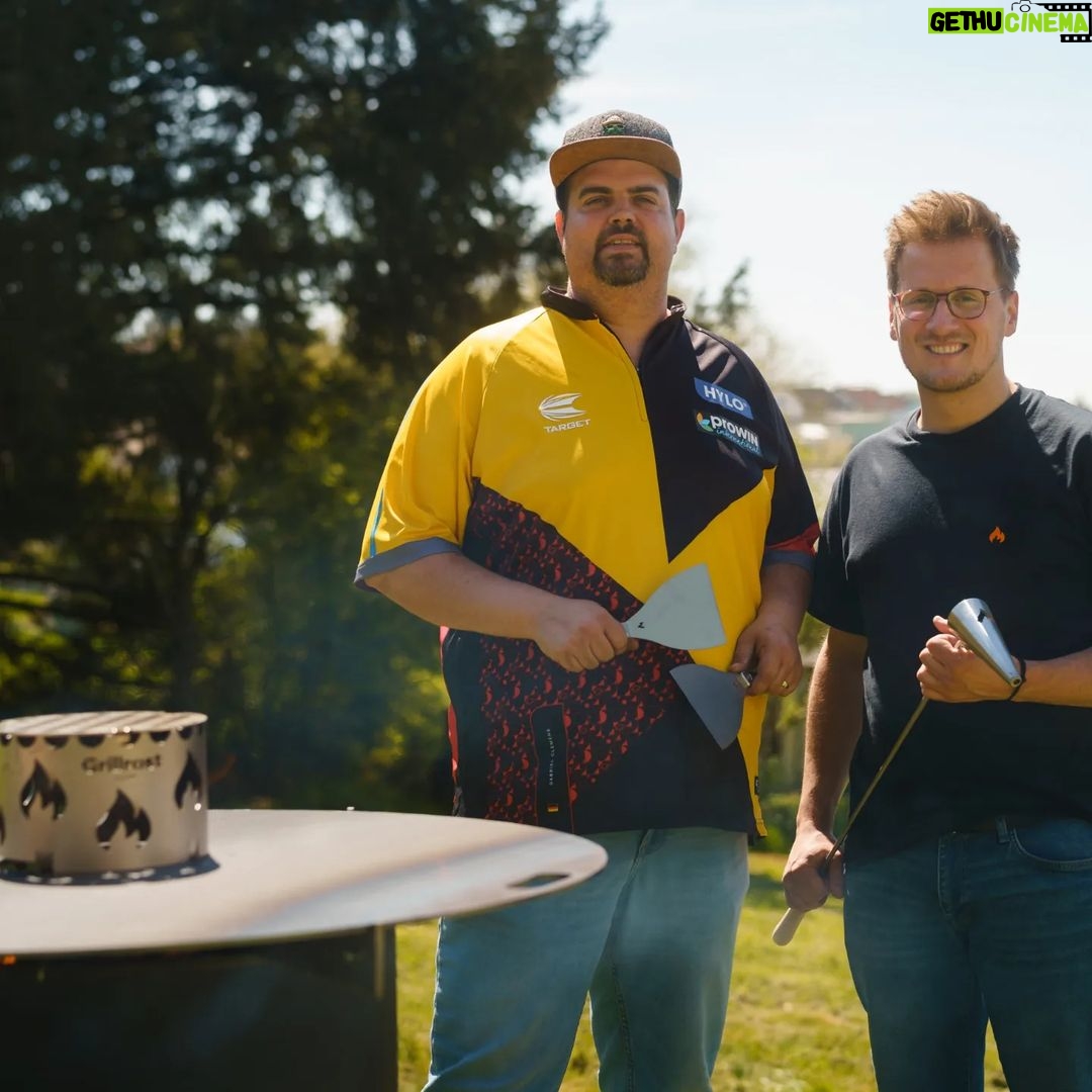 Gabriel Clemens Instagram - Wir haben den German Giant im Saarland besucht und ein YouTube Video gedreht (Link im Profil @grillrost_com ) ▶️. Er ist einer der 20 besten Dart Spieler der Welt und hat im letzten Jahr als deutscher hidden Champion die ganze Dart Branche fasziniert 🎯. @gabriel.clemens180 ist außerdem begeisterter Griller und als er uns vor kurzem angeschrieben hat, war klar, das wir ihm die Feuertonne mit seinem Logo selbst vorbei bringen 🔥. Unter allen Kommentaren verlosen Gagas eigenes signiertes Dartset 🍀. #dart #germangiant #gabrielclemens #feuerplatte #feuerplattengrill #grillrost_com #teamfeuerplatte #familienunternehmen #madeingermany #handmade