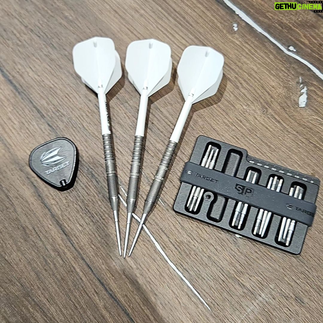 Gabriel Clemens Instagram - Da mich so viele Fragen erreichen zu meinem Setup🎯 Ich spiele Swiss Points in 30mm Nano Storm Point Weiße Pro Grip Shafts intermediate 41mm Weiße Target Flights No 2 Silberne Flightringe #targetdarts #Darts #dart #teamgermangiant