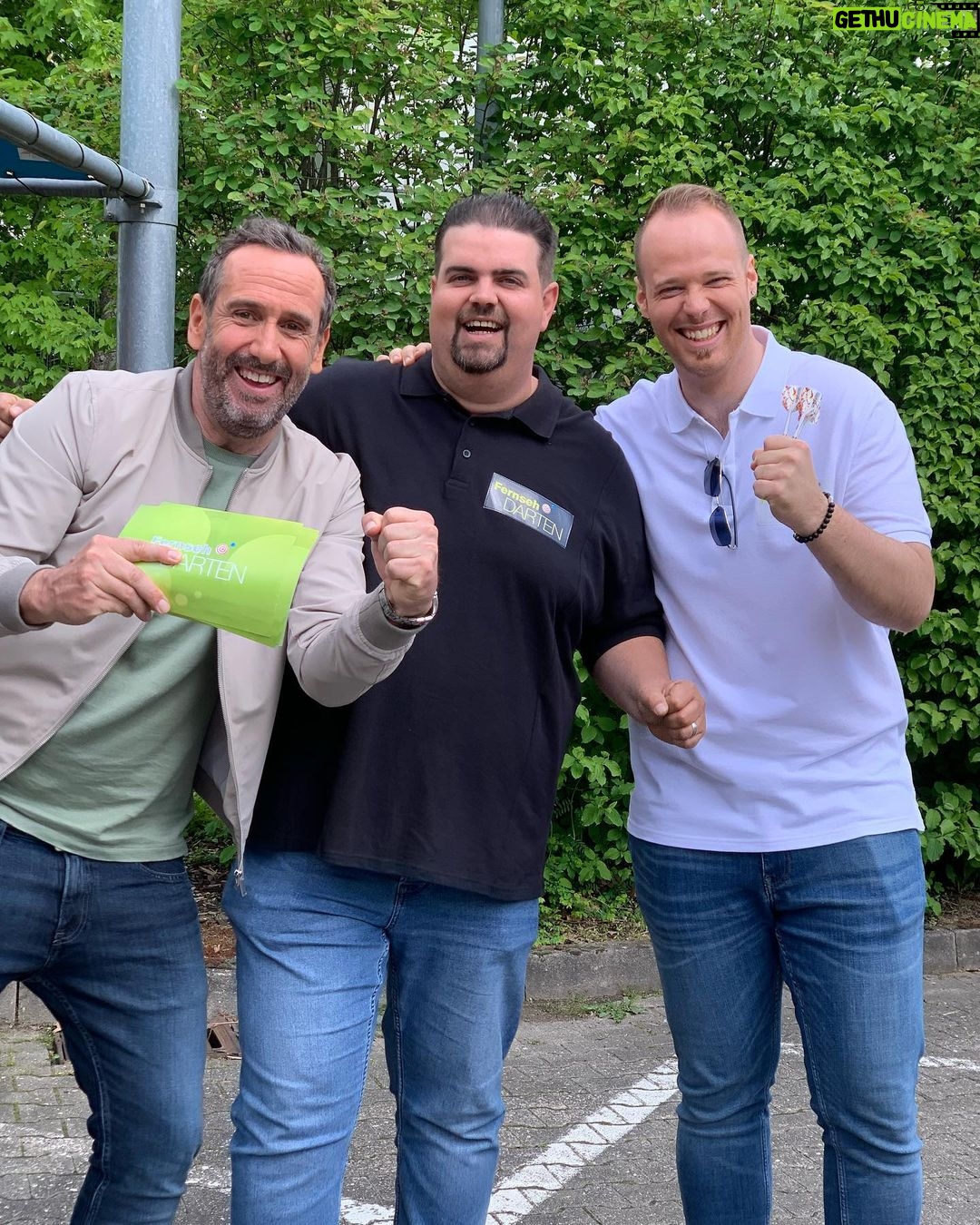 Gabriel Clemens - 13.6K Likes - Wir 3 sind startklar für den ZDF @fernsehgarten unfassbar wer hätte das vor Jahren noch gedacht das Darts hier mal stattfindet.🥳🙌🏻
Vieles haben wir auch the one and only @elmar_paulke zu verdanken!! Auf eine tolle Show!✌🏻🎯
#darts #fernsehgarten #fernsehdarten #letsgo