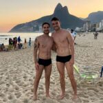 Gabriel Luiz Instagram - Meu corpo carrega as marcas – visíveis e invisíveis – do que fizeram comigo. Mesmo convivendo em paz com elas, olho pra mim e vejo a violência do que foi e o susto do que poderia ter sido. As cicatrizes, principalmente as mais internas, são um lembrete diário. De esperança, muita gratidão e vida, mas também de indignação, de algo que nunca vai ser normal aceitar e que não deixa de doer. Eu vivo as consequências da inconsequência dos outros. E pode parecer contraditório, mas depois disso eu precisei confiar ainda mais nos outros. Sei da minha força, mas é nos outros que encontrei o abraço pra me proteger, o apoio pra me levantar. Aprendi que não estou sozinho. Nunca foi só eu comigo mesmo.