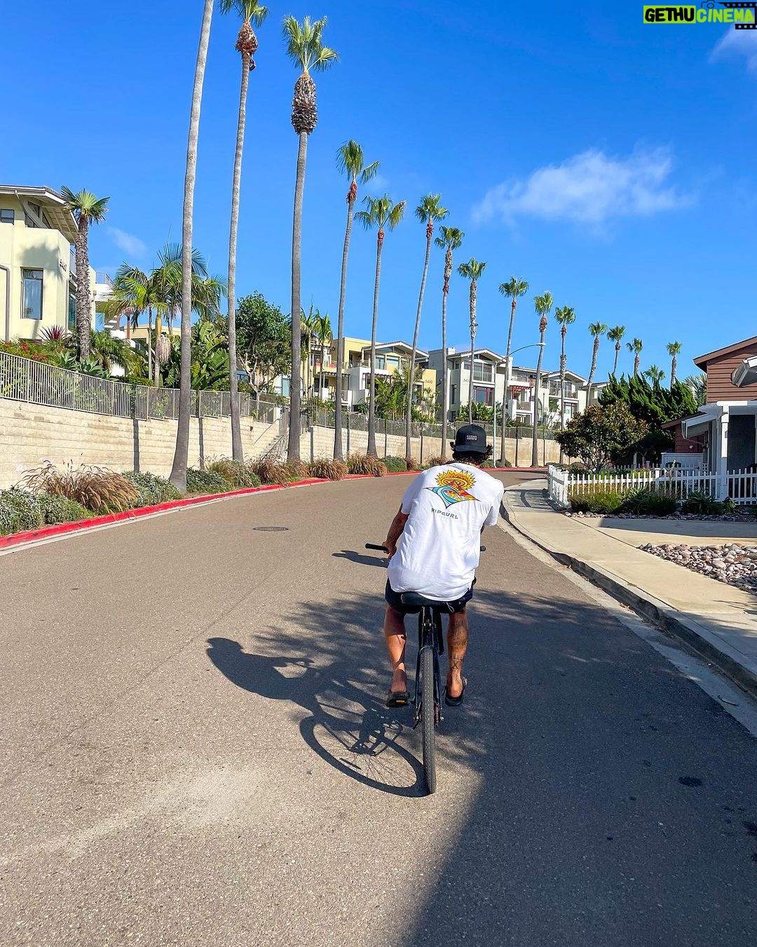 Gabriel Medina Instagram - What a fun trip! Thanks @oakley we had a good time 🙏🏻💙🤞🏼 Los Angeles, California