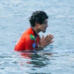 Gabriel Medina Instagram - Poderia ter sido uma das conquistas mais importantes da minha vida profissionalmente falando, mas nao foi. E acabou que foi a viagem mais irada que ja fiz na VIDA. Hora de voltar pra casa. Muitas, ou a maioria das coisas nunca vao ser no nosso tempo. Foi tempo de entender o processo.. entender que as vezes a gnt faz parte do processo de outras pessoas tambem. E dessa vez eu nao quis ser egoísta de pensar so em mim. E se.., mas se eu... , mas... Eu dei meu melhor e me preparei pra esse momento. Esse ano foi oque eu mais treinei fisicamente na minha carreira. Entao saio de cabeça fria, e consciente de que dei tudo de mim. Trabalho foi feito agora fiquei por uma vaga aqui em Teahupoo. Mas ja recebi tantas ondas que mudaram a minha vida nesse exato lugar. Por anos. Tenho fe e acredito nos planos de Deus. Era pra ter sido assim. Amanha é outro dia. Escolhas, aprendizados e buscando evoluir cada vez mais 💙☺️🙏🏻 It could have been one of the most important achievements of my life professionally speaking, but it wasn't. And it ended up being the coolest trip I've ever taken in my LIFE. Many, or most things will never be in our time. It was time to understand the process... to understand that sometimes we are part of other people's process too. And this time I didn't want to be selfish and think only of myself. What if..., but if I... , but... I did my best and prepared myself for this moment. This year was the one I trained the most physically in my career. So I leave with a clear head, and knowing that I gave it my all. Job done now I lost a spot here in Teahupoo. But I've already received so many waves that changed my life in this exact place. For years. I have faith and I believe in God's plans. It was supposed to be like this. Tomorrow is another day. Tim to go home. Choices, learning and seeking to evolve more and more 🙏🏻☺️💙 Teahupo'o