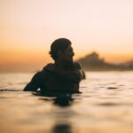 Gabriel Medina Instagram - ‭‭Eclesiastes‬ ‭3‬:‭1‬ “Tudo neste mundo tem o seu tempo; cada coisa tem a sua ocasião. Há tempo de nascer e tempo de morrer; tempo de plantar e tempo de arrancar; tempo de matar e tempo de curar; tempo de derrubar e tempo de construir. Há tempo de ficar triste e tempo de se alegrar; tempo de chorar e tempo de dançar; tempo de espalhar pedras e tempo de ajuntá-las; tempo de abraçar e tempo de afastar. Há tempo de procurar e tempo de perder; tempo de economizar e tempo de desperdiçar; tempo de rasgar e tempo de remendar; tempo de ficar calado e tempo de falar. Há tempo de amar e tempo de odiar; tempo de guerra e tempo de paz.” ‭ 🙏🏻 Tempo para tudo. Fé. Seguimos... Maresias, Sao Paulo, Brazil