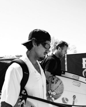 Gabriel Medina Instagram - Caro WSL,

Por favor, entenda a importância desta discussão.

O surf é a minha vida, e meu amor por este esporte é incondicional. Surfo com paixão e pretendo deixar um belo legado quando olhar para trás um dia.

No entanto, a comunidade do surfe, especialmente a brasileira, está estarrecida com a falta de clareza e inconsistência na definição das notas já há muitos anos, mas ultimamente isso tem sido ainda mais chocante.

Está claro que a avaliação dos juízes está agora recompensando um surfe muito simples, transições incompletas e PROGRESSÃO e VARIEDADE está sendo completamente retirada da equação. Isso é muito frustrante e ameaça o crescimento do esporte.

Fãs e patrocinadores não aceitarão que isso continue e, em um futuro próximo, acabarão se afastando, uma vez que esperam um julgamento igual e justo para o esporte.

Também é importante observar que muitos treinadores tiveram a oportunidade de falar com a WSL após as baterias/etapas para discutir sobre PROGRESSÃO e VARIEDADE nos critérios e a falta de valorização para as manobras. O retorno recebido é sempre bastante defensivo, com exemplos ruins para ilustrar seus argumentos.

A WSL precisa urgentemente esclarecer seus critérios e aplicar um julgamento justo para preservar a evolução do esporte.

Obrigado,
Gabriel Medina e todo Brasil 🇧🇷 .

Dear WSL,

Please understand the importance of this discussion. 

Surfing has been my life and my love for this sport is unconditional. I have put all my heart into and and want to leave a beautiful legacy one day when I look back at it. 

However the surfing community, especially in Brazil, is mesmerized with the poor clarity and inconsistence of judging for many years now, but lately it has been even more shocking.