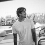 Gabriel Medina Instagram - Um desabafo sobre escolhas e liberdade nessas horas de avião, la vai o gm filosofo😂 A vida é feita de escolhas. E você tem a liberdade de escolher o que você quiser. São nas escolhas que aprendemos, erramos, evoluímos... Estamos numa evolução constante Independente da dificuldade, é o processo. Passo a passo. Todos os dias temos oportunidades de ser uma pessoa melhor, de fazer o nosso melhor para chegarmos nos nossos objetivos/sonhos. A vida é um boomerang, tudo que lançamos volta com força. Liberdade é uma coisa tão simples, todos deveriam ter. As vezes nem todo mundo tem. Fazer as nossas escolhas é processo da vida. Ser livre é escolher pelo AMOR e não pelo MEDO. As experiências que você vive do dia-a-dia que te conduz para algo que você deseja num futuro. E tem fases que você tem que passar, porquê!? Sei la. Mas tinha que ser assim. Eu tenho fé em Deus. Confio nele. E tudo que eu faço, eu faço com amor e dedicação e EU to escolhendo isso. Se vou conquistar mais títulos, ser pai, construir uma família... não sei, mas vai ser como TEM que ser. E eu sou grato pela experiência que eu to tendo de viver aqui. A gnt vive como se nós fôssemos eternos, mas a real é que estamos de passagem. Vou tentar ser minha melhor versão. E nunca vamos agradar a todos, é impossível, mas temos que viver a nossa verdade e ser livre sem ter medo.❤️🙏🏻 Viva a liberdade. ❤️🙏🏻 A escolha é SUA.