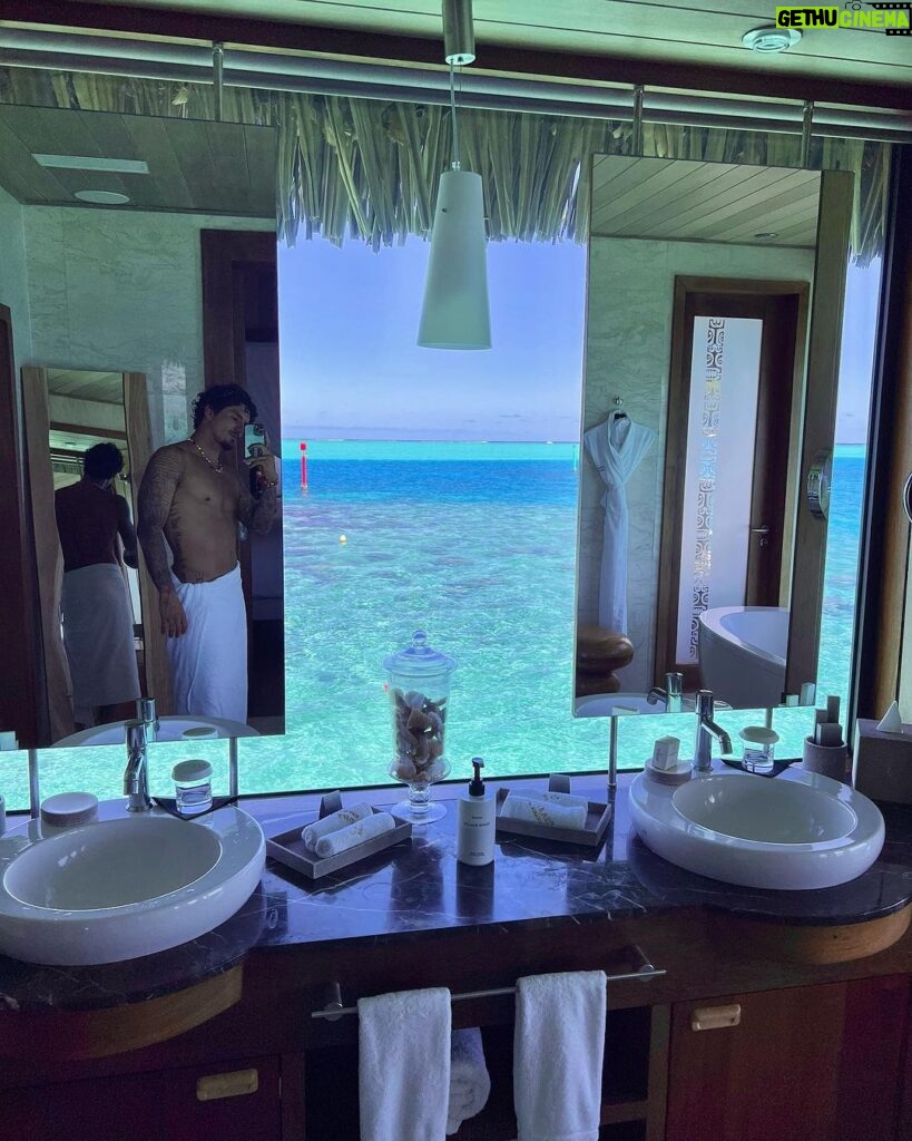 Gabriel Medina Instagram - Um dos lugares mais lindos que ja fui amem 💙🩵 📷 @sadry78 @peopleontour @diogocanto1 @tahuraihenry Conrad Bora Bora Nui Resort