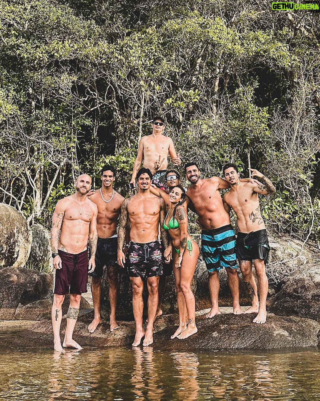 Gabriel Medina Instagram - "Por isso eu canto, por isso nois canta... oque resta é sonhar " ❤️🙏🏻 obrigado senhor Ilhabela Litoral Norte - SP - Brasil