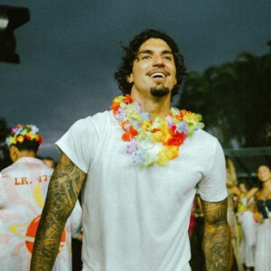 Gabriel Medina Instagram - Happy birthday to me. Thanks for the love and support. // 
3.0 🥳 🎉 obrigado a todos pelas msg e carinho. Falam que cheguei na melhor idade... vamos ver isso ai 😂🩵 
@thiagoveigh @l7nnon @mcmaneirinho @jeitomoleque  amo vcs🩵 foto: @rafaleforte