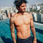 Gabriel Medina Instagram - O meu estilo de vida me faz conhecer lugares incríveis, mas não há nada melhor do que voltar para casa, e graças à @jflliving, agora eu tenho duas. Minha casa em São Paulo.💙 São Paulo, Brazil