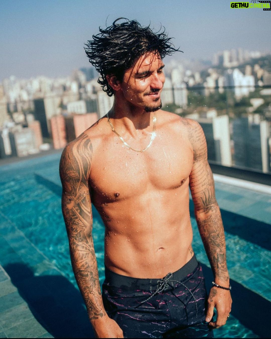 Gabriel Medina Instagram - O meu estilo de vida me faz conhecer lugares incríveis, mas não há nada melhor do que voltar para casa, e graças à @jflliving, agora eu tenho duas. Minha casa em São Paulo.💙 São Paulo, Brazil