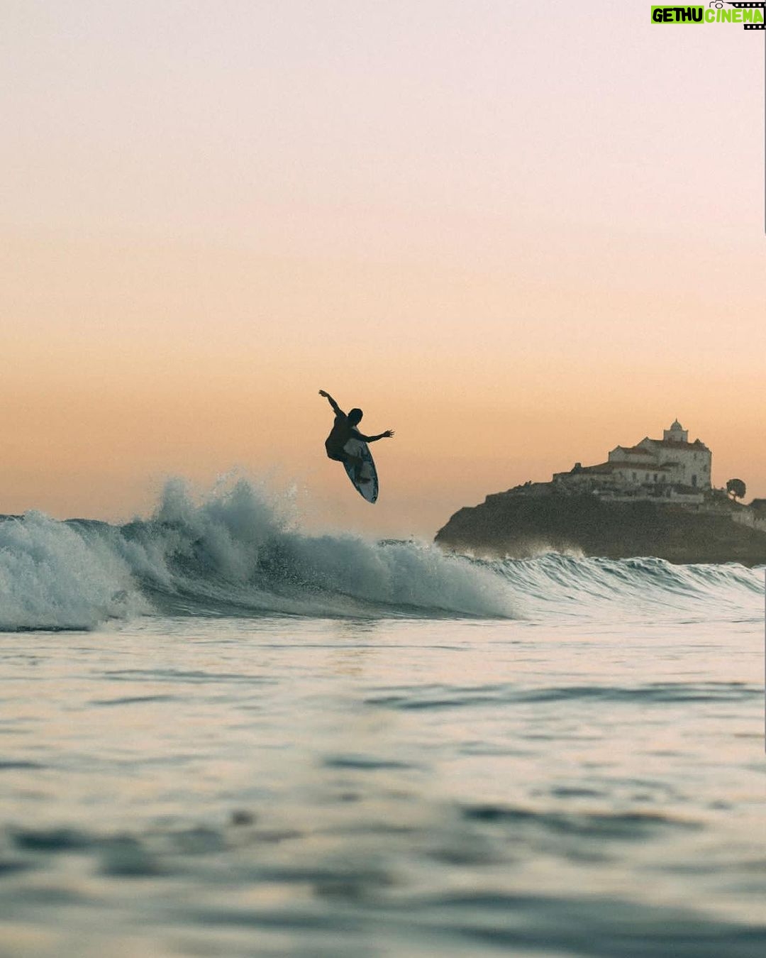 Gabriel Medina Instagram - Eclesiastes 3:1 “Tudo neste mundo tem o seu tempo; cada coisa tem a sua ocasião. Há tempo de nascer e tempo de morrer; tempo de plantar e tempo de arrancar; tempo de matar e tempo de curar; tempo de derrubar e tempo de construir. Há tempo de ficar triste e tempo de se alegrar; tempo de chorar e tempo de dançar; tempo de espalhar pedras e tempo de ajuntá-las; tempo de abraçar e tempo de afastar. Há tempo de procurar e tempo de perder; tempo de economizar e tempo de desperdiçar; tempo de rasgar e tempo de remendar; tempo de ficar calado e tempo de falar. Há tempo de amar e tempo de odiar; tempo de guerra e tempo de paz.” 🙏🏻 Tempo para tudo. Fé. Seguimos... Maresias, Sao Paulo, Brazil