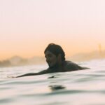 Gabriel Medina Instagram - ‭‭Eclesiastes‬ ‭3‬:‭1‬ “Tudo neste mundo tem o seu tempo; cada coisa tem a sua ocasião. Há tempo de nascer e tempo de morrer; tempo de plantar e tempo de arrancar; tempo de matar e tempo de curar; tempo de derrubar e tempo de construir. Há tempo de ficar triste e tempo de se alegrar; tempo de chorar e tempo de dançar; tempo de espalhar pedras e tempo de ajuntá-las; tempo de abraçar e tempo de afastar. Há tempo de procurar e tempo de perder; tempo de economizar e tempo de desperdiçar; tempo de rasgar e tempo de remendar; tempo de ficar calado e tempo de falar. Há tempo de amar e tempo de odiar; tempo de guerra e tempo de paz.” ‭ 🙏🏻 Tempo para tudo. Fé. Seguimos... Maresias, Sao Paulo, Brazil