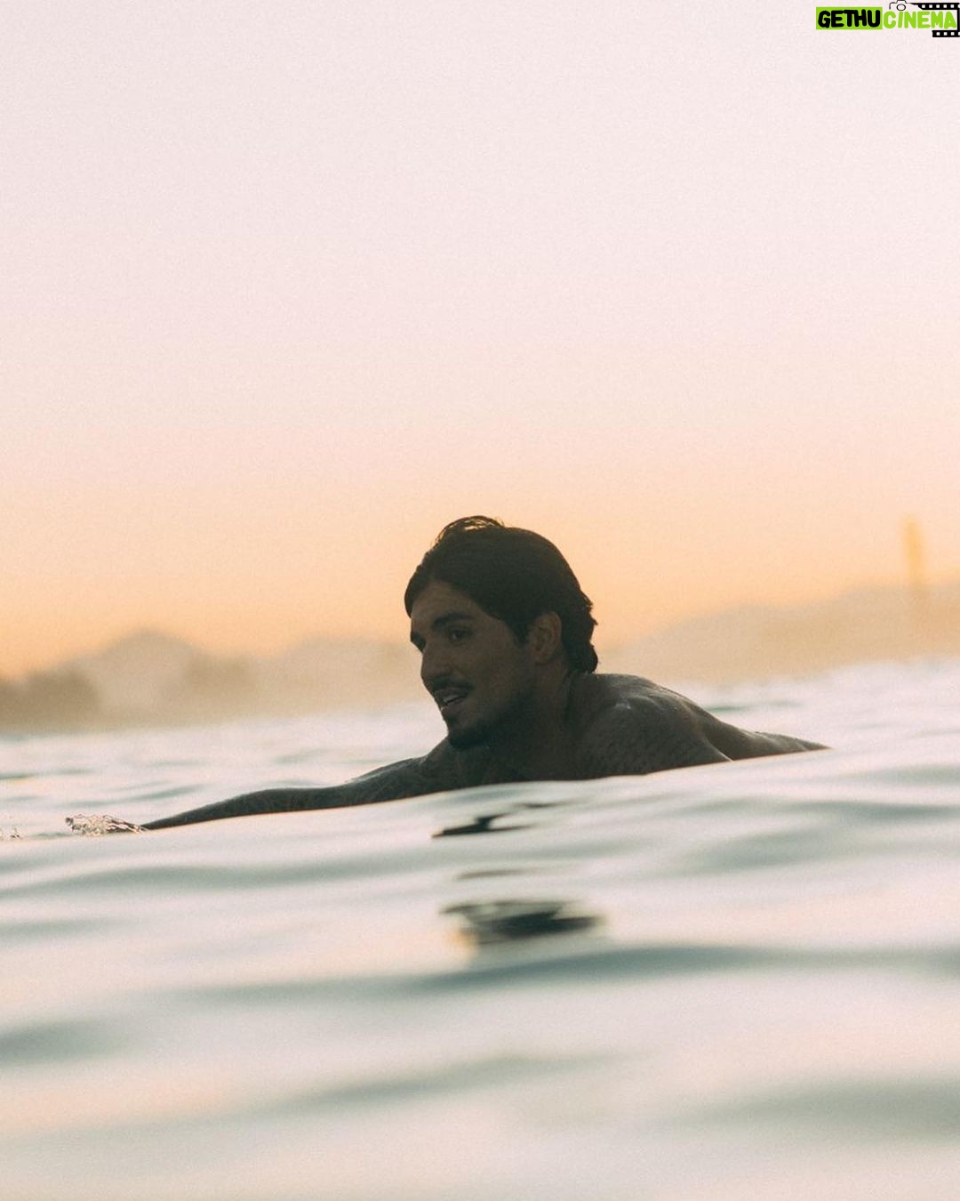 Gabriel Medina Instagram - Eclesiastes 3:1 “Tudo neste mundo tem o seu tempo; cada coisa tem a sua ocasião. Há tempo de nascer e tempo de morrer; tempo de plantar e tempo de arrancar; tempo de matar e tempo de curar; tempo de derrubar e tempo de construir. Há tempo de ficar triste e tempo de se alegrar; tempo de chorar e tempo de dançar; tempo de espalhar pedras e tempo de ajuntá-las; tempo de abraçar e tempo de afastar. Há tempo de procurar e tempo de perder; tempo de economizar e tempo de desperdiçar; tempo de rasgar e tempo de remendar; tempo de ficar calado e tempo de falar. Há tempo de amar e tempo de odiar; tempo de guerra e tempo de paz.” 🙏🏻 Tempo para tudo. Fé. Seguimos... Maresias, Sao Paulo, Brazil