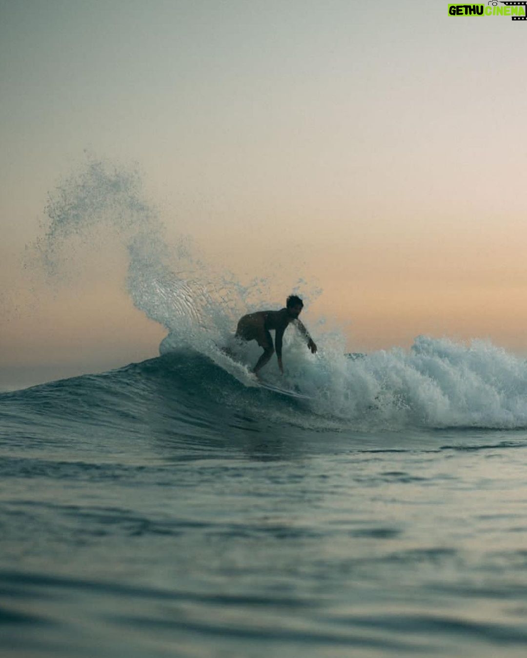 Gabriel Medina Instagram - Eclesiastes 3:1 “Tudo neste mundo tem o seu tempo; cada coisa tem a sua ocasião. Há tempo de nascer e tempo de morrer; tempo de plantar e tempo de arrancar; tempo de matar e tempo de curar; tempo de derrubar e tempo de construir. Há tempo de ficar triste e tempo de se alegrar; tempo de chorar e tempo de dançar; tempo de espalhar pedras e tempo de ajuntá-las; tempo de abraçar e tempo de afastar. Há tempo de procurar e tempo de perder; tempo de economizar e tempo de desperdiçar; tempo de rasgar e tempo de remendar; tempo de ficar calado e tempo de falar. Há tempo de amar e tempo de odiar; tempo de guerra e tempo de paz.” 🙏🏻 Tempo para tudo. Fé. Seguimos... Maresias, Sao Paulo, Brazil