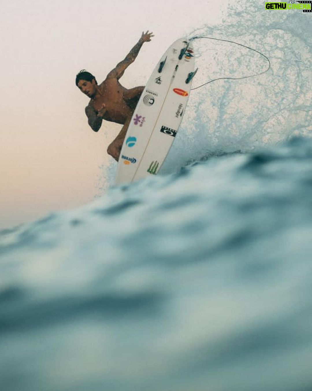 Gabriel Medina Instagram - Eclesiastes 3:1 “Tudo neste mundo tem o seu tempo; cada coisa tem a sua ocasião. Há tempo de nascer e tempo de morrer; tempo de plantar e tempo de arrancar; tempo de matar e tempo de curar; tempo de derrubar e tempo de construir. Há tempo de ficar triste e tempo de se alegrar; tempo de chorar e tempo de dançar; tempo de espalhar pedras e tempo de ajuntá-las; tempo de abraçar e tempo de afastar. Há tempo de procurar e tempo de perder; tempo de economizar e tempo de desperdiçar; tempo de rasgar e tempo de remendar; tempo de ficar calado e tempo de falar. Há tempo de amar e tempo de odiar; tempo de guerra e tempo de paz.” 🙏🏻 Tempo para tudo. Fé. Seguimos... Maresias, Sao Paulo, Brazil
