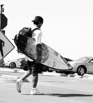 Gabriel Medina Instagram - Caro WSL,

Por favor, entenda a importância desta discussão.

O surf é a minha vida, e meu amor por este esporte é incondicional. Surfo com paixão e pretendo deixar um belo legado quando olhar para trás um dia.

No entanto, a comunidade do surfe, especialmente a brasileira, está estarrecida com a falta de clareza e inconsistência na definição das notas já há muitos anos, mas ultimamente isso tem sido ainda mais chocante.

Está claro que a avaliação dos juízes está agora recompensando um surfe muito simples, transições incompletas e PROGRESSÃO e VARIEDADE está sendo completamente retirada da equação. Isso é muito frustrante e ameaça o crescimento do esporte.

Fãs e patrocinadores não aceitarão que isso continue e, em um futuro próximo, acabarão se afastando, uma vez que esperam um julgamento igual e justo para o esporte.

Também é importante observar que muitos treinadores tiveram a oportunidade de falar com a WSL após as baterias/etapas para discutir sobre PROGRESSÃO e VARIEDADE nos critérios e a falta de valorização para as manobras. O retorno recebido é sempre bastante defensivo, com exemplos ruins para ilustrar seus argumentos.

A WSL precisa urgentemente esclarecer seus critérios e aplicar um julgamento justo para preservar a evolução do esporte.

Obrigado,
Gabriel Medina e todo Brasil 🇧🇷 .

Dear WSL,

Please understand the importance of this discussion. 

Surfing has been my life and my love for this sport is unconditional. I have put all my heart into and and want to leave a beautiful legacy one day when I look back at it. 

However the surfing community, especially in Brazil, is mesmerized with the poor clarity and inconsistence of judging for many years now, but lately it has been even more shocking.