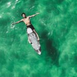 Gabriel Medina Instagram - Um desabafo sobre escolhas e liberdade nessas horas de avião, la vai o gm filosofo😂 A vida é feita de escolhas. E você tem a liberdade de escolher o que você quiser. São nas escolhas que aprendemos, erramos, evoluímos... Estamos numa evolução constante Independente da dificuldade, é o processo. Passo a passo. Todos os dias temos oportunidades de ser uma pessoa melhor, de fazer o nosso melhor para chegarmos nos nossos objetivos/sonhos. A vida é um boomerang, tudo que lançamos volta com força. Liberdade é uma coisa tão simples, todos deveriam ter. As vezes nem todo mundo tem. Fazer as nossas escolhas é processo da vida. Ser livre é escolher pelo AMOR e não pelo MEDO. As experiências que você vive do dia-a-dia que te conduz para algo que você deseja num futuro. E tem fases que você tem que passar, porquê!? Sei la. Mas tinha que ser assim. Eu tenho fé em Deus. Confio nele. E tudo que eu faço, eu faço com amor e dedicação e EU to escolhendo isso. Se vou conquistar mais títulos, ser pai, construir uma família... não sei, mas vai ser como TEM que ser. E eu sou grato pela experiência que eu to tendo de viver aqui. A gnt vive como se nós fôssemos eternos, mas a real é que estamos de passagem. Vou tentar ser minha melhor versão. E nunca vamos agradar a todos, é impossível, mas temos que viver a nossa verdade e ser livre sem ter medo.❤️🙏🏻 Viva a liberdade. ❤️🙏🏻 A escolha é SUA.