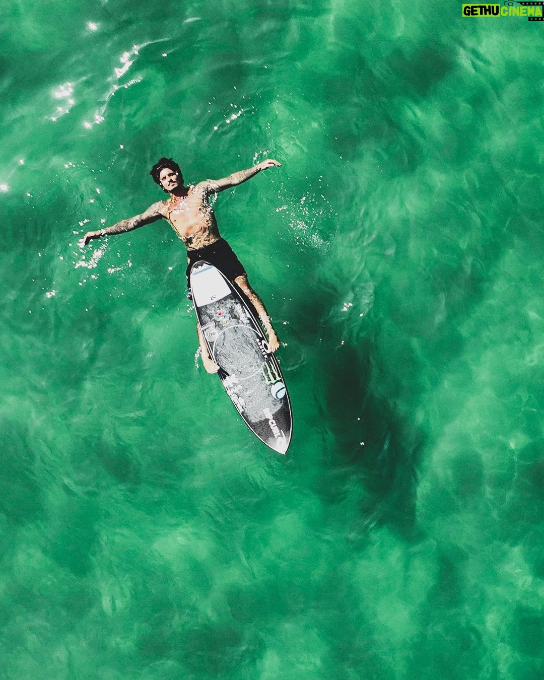 Gabriel Medina Instagram - Um desabafo sobre escolhas e liberdade nessas horas de avião, la vai o gm filosofo😂 A vida é feita de escolhas. E você tem a liberdade de escolher o que você quiser. São nas escolhas que aprendemos, erramos, evoluímos... Estamos numa evolução constante Independente da dificuldade, é o processo. Passo a passo. Todos os dias temos oportunidades de ser uma pessoa melhor, de fazer o nosso melhor para chegarmos nos nossos objetivos/sonhos. A vida é um boomerang, tudo que lançamos volta com força. Liberdade é uma coisa tão simples, todos deveriam ter. As vezes nem todo mundo tem. Fazer as nossas escolhas é processo da vida. Ser livre é escolher pelo AMOR e não pelo MEDO. As experiências que você vive do dia-a-dia que te conduz para algo que você deseja num futuro. E tem fases que você tem que passar, porquê!? Sei la. Mas tinha que ser assim. Eu tenho fé em Deus. Confio nele. E tudo que eu faço, eu faço com amor e dedicação e EU to escolhendo isso. Se vou conquistar mais títulos, ser pai, construir uma família... não sei, mas vai ser como TEM que ser. E eu sou grato pela experiência que eu to tendo de viver aqui. A gnt vive como se nós fôssemos eternos, mas a real é que estamos de passagem. Vou tentar ser minha melhor versão. E nunca vamos agradar a todos, é impossível, mas temos que viver a nossa verdade e ser livre sem ter medo.❤️🙏🏻 Viva a liberdade. ❤️🙏🏻 A escolha é SUA.