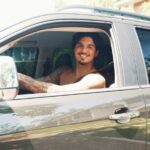Gabriel Medina Instagram - A #ChevroletS10 é pra quem é dos meus: sonha alto e não tem medo de lutar para chegar lá. Quer performance e força pra sua rotina de campeão? Vai de S10! Acesse o site e bora superar os desafios! #publi #PARATODOSVEREM O reels começa com o logotipo da Chevrolet sobre uma cena do surfista Gabriel Medina com a sua prancha enquanto a locução ao fundo diz “NÃO DÁ PRA VIRAR TRICAMPEÃO MUNDIAL DA NOITE PRO DIA, NÉ?”. Em seguida começa uma sequência de cenas de surf e do S10 com locução: “VOCÊ TEM QUE PERCORRER MUITOS CAMINHOS PRA CHEGAR NO TOPO”. A locução continua: “PERFORMANCE” com uma cena do surfista pegando uma onda, “FORÇA” com uma cena da S10 e “DESAFIOS” com uma cena do Medina apoiado na sua prancha. Em seguida, aparece cenas do surfista no campeonato, com a locução: “TUDO ISSO DEZ VEZES MAIS PRA SE MANTER LÁ EM CIMA”. Depois, uma cena da S10 na estrada, com a locução “POR ISSO, PARA TODOS OS MEUS DESAFIOS, A S10 ME ACOMPANHA”. Para finalizar, o Gabriel Medina está dentro da S10 e fala “A SUA VIDA PEDE UMA CHEVROLET S1” e sai de cena dirigindo.