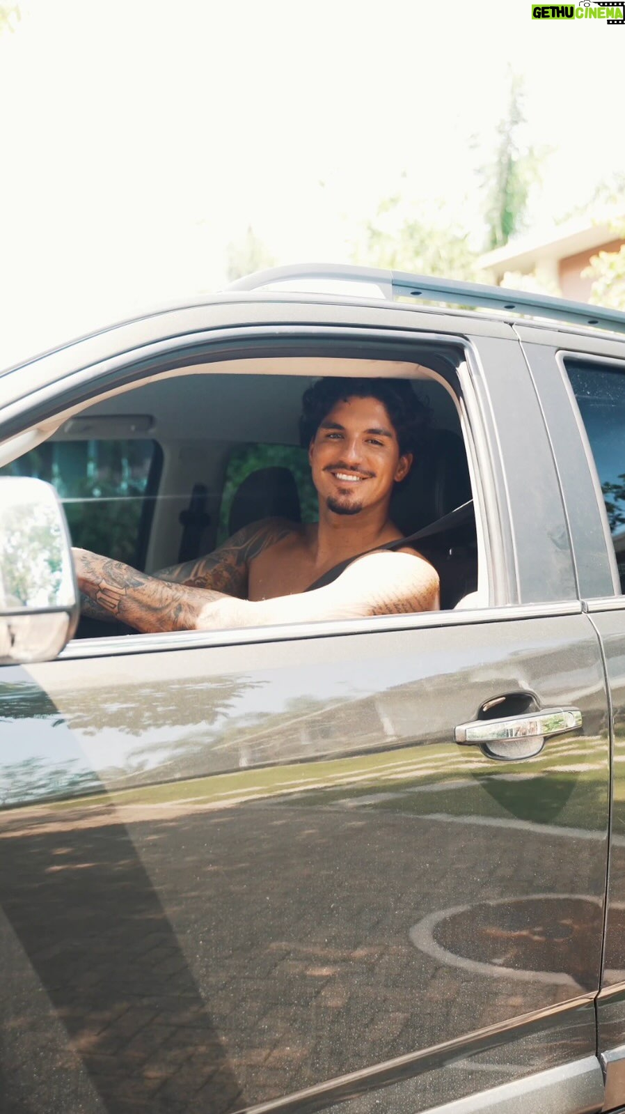 Gabriel Medina Instagram - A #ChevroletS10 é pra quem é dos meus: sonha alto e não tem medo de lutar para chegar lá. Quer performance e força pra sua rotina de campeão? Vai de S10! Acesse o site e bora superar os desafios! #publi #PARATODOSVEREM O reels começa com o logotipo da Chevrolet sobre uma cena do surfista Gabriel Medina com a sua prancha enquanto a locução ao fundo diz “NÃO DÁ PRA VIRAR TRICAMPEÃO MUNDIAL DA NOITE PRO DIA, NÉ?”. Em seguida começa uma sequência de cenas de surf e do S10 com locução: “VOCÊ TEM QUE PERCORRER MUITOS CAMINHOS PRA CHEGAR NO TOPO”. A locução continua: “PERFORMANCE” com uma cena do surfista pegando uma onda, “FORÇA” com uma cena da S10 e “DESAFIOS” com uma cena do Medina apoiado na sua prancha. Em seguida, aparece cenas do surfista no campeonato, com a locução: “TUDO ISSO DEZ VEZES MAIS PRA SE MANTER LÁ EM CIMA”. Depois, uma cena da S10 na estrada, com a locução “POR ISSO, PARA TODOS OS MEUS DESAFIOS, A S10 ME ACOMPANHA”. Para finalizar, o Gabriel Medina está dentro da S10 e fala “A SUA VIDA PEDE UMA CHEVROLET S1” e sai de cena dirigindo.