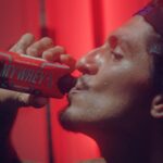 Gabriel Medina Instagram - Vida de atleta não é moleza, o Medina que o diga. Mas é uma delícia. Delícia que vem em quatro sabores: chocolate, banana, morango e coco. Um melhor que o outro. Só isso mesmo pra fazer valer a pena uma rotina com tantas horas de treino pesado. My Whey é perfeito para todo atleta de alta performance, só ele contém uma fórmula premium, com proteínas de alta qualidade, baixos teores de gordura e carboidratos, aminoácidos essenciais e ZERO leite. Por ser um produto pronto para beber, My Whey é versátil e pode ser consumido a qualquer momento do dia, aumentando os níveis proteicos da sua dieta. Experimente já. MyWhey. A proteína de quem conhece.