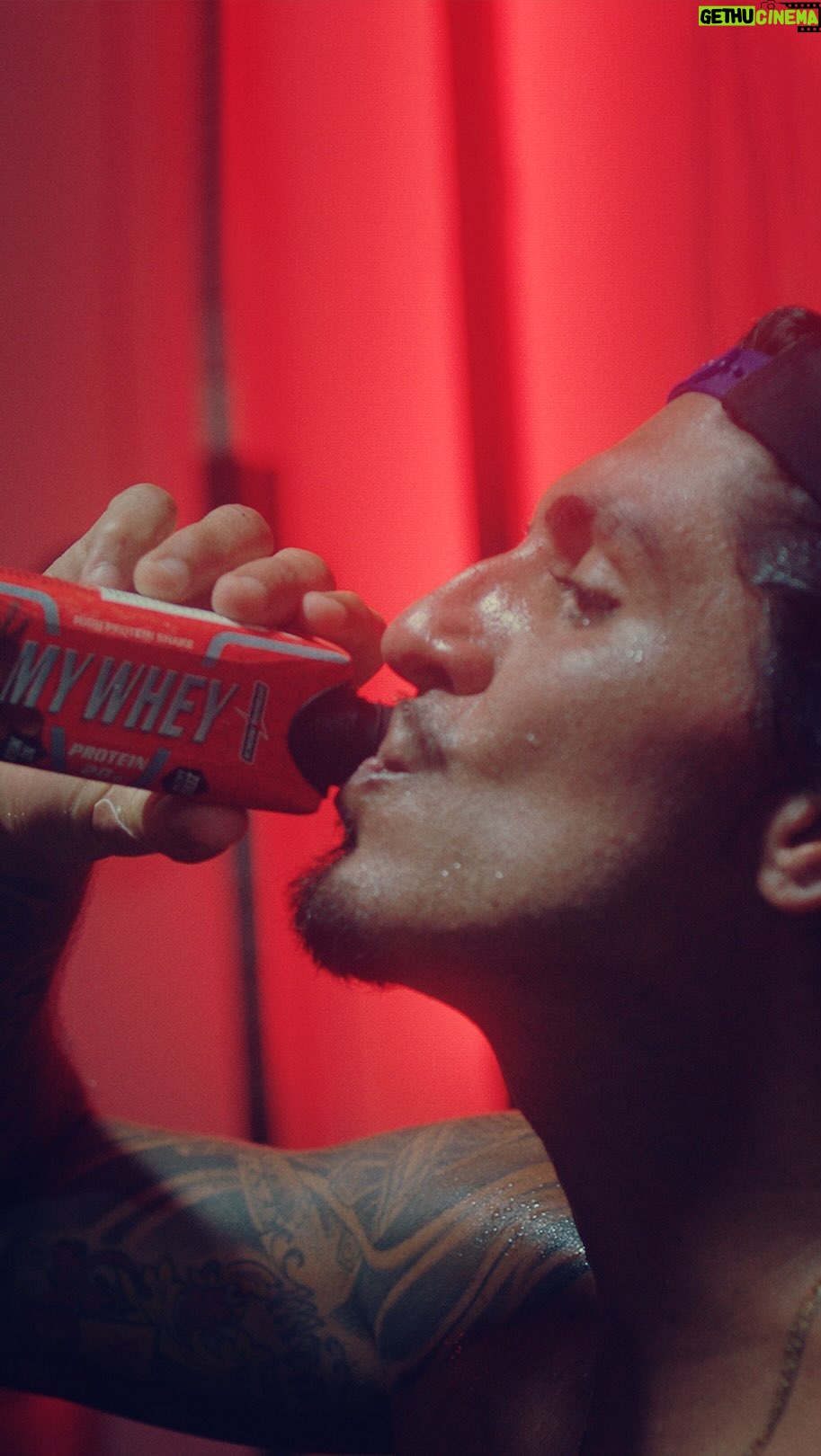 Gabriel Medina Instagram - Vida de atleta não é moleza, o Medina que o diga. Mas é uma delícia. Delícia que vem em quatro sabores: chocolate, banana, morango e coco. Um melhor que o outro. Só isso mesmo pra fazer valer a pena uma rotina com tantas horas de treino pesado. My Whey é perfeito para todo atleta de alta performance, só ele contém uma fórmula premium, com proteínas de alta qualidade, baixos teores de gordura e carboidratos, aminoácidos essenciais e ZERO leite. Por ser um produto pronto para beber, My Whey é versátil e pode ser consumido a qualquer momento do dia, aumentando os níveis proteicos da sua dieta. Experimente já. MyWhey. A proteína de quem conhece.