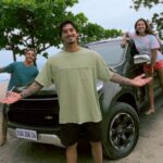 Gabriel Medina Instagram - Fala, galera! Se liga nessa #ChevroletS10. Ela é a companhia perfeita pra qualquer momento da sua vida. Vê se não vacila. Corra pro site ou pra concessionária e não deixe passar esta oportunidade! #PARATODOSVEREM: O filme começa com o logotipo da Chevrolet sobre uma cena do surfista Gabriel Medina, que está vestindo uma camisa verde. Ele diz: “GALERA, SACA SÓ”. Em seguida, aparece uma tela do lado esquerdo com a irmã dele, Sophia Medina, e outra tela do lado direito com seu amigo Fernando Junior. Gabriel Medina diz: “VOCÊS NÃO, ELES AQUI”. Em seguida, vemos eles colocando suas pranchas na S10 e o Gabriel Medina diz: “A PICAPE MAIS COMPLETA, AGORA MAIS PERTO DE SER SUA”. Enquanto o lettering aparece, vemos a Thais e o Michel felizes perto de uma S10 e, em seguida, dentro do carro, surge o lettering: “WI-FI NATIVO CONNECTED BY ONSTAR”, e a Sophia Medina vira para a câmera e diz: “E É MUITA TECNOLOGIA”. Corte da picape em uma estrada com árvores, aparece o Gabriel Medina dirigindo e falando para a câmera: “NÃO TEM COMPANHIA MELHOR PAR CURTIR OS AMIGOS E A FAMÍLIA”, e, na tela, o preço: “A PARTIR DE R$ 219.990,00. COM CONDIÇÃO ESPECIAL PARA PRODUTOR RURAL”. Logo depois aparece uma cena do Gabriel Medina dirigindo e o lettering: “ASSISTENTE DE SUBIDA E DESCIDA”. Vemos uma cena da S10 sendo estacionada em uma praia. Eles saem do carro e a Sophia Medina diz: “E É FEITA AQUI NO BRASIL”. Em seguida, aparece uma cena dos três olhando para a praia e depois o Medina surfando. Para finalizar, aparece o Medina na câmera com a tela triplicada e ele finaliza com a fala: “PARTIU APROVEITAR ESSA OPORTUNIDADE NO SITE OU NA CONCESSIONÁRIA”, mais o lettering: “ACESSE CHEVROLET.COM.BR OU VÁ ATÉ UMA CONCESSIONÁRIA” sobre a cena. O filme encerra com três cenas rápidas: primeiro a S10, depois o Gabriel Medina surfando e, no final, os três encostados no carro e dando tchau para a câmera. #ChevroletS10 #publicidade