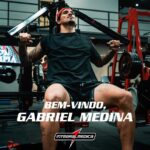 Gabriel Medina Instagram - Não é segredo que o processo é fundamental para chegar ao topo. Em todos os esportes, a preparação é parte fundamental de grandes vitórias. Com o novo atleta do #IntegralTeam, não é diferente! A preparação fora d’água é tão importante quanto dentro dela. É com grande alegria que anunciamos: O tricampeão mundial de surf agora faz parte do nosso time de atletas! SEJA BEM-VINDO @gabrielmedina 👊🏽 Que essa nova fase seja irada e a gente surfe muitas ondas juntos! 🏄🏻‍♂️💪🏽 #Integralmedica #IntegralTeam #SportsNutrition #GabrielMedina