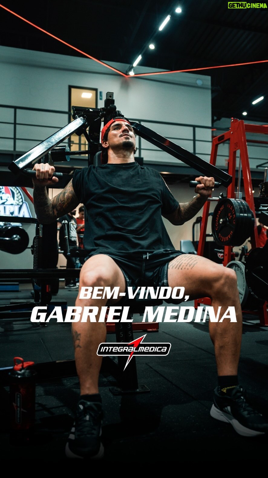 Gabriel Medina Instagram - Não é segredo que o processo é fundamental para chegar ao topo. Em todos os esportes, a preparação é parte fundamental de grandes vitórias. Com o novo atleta do #IntegralTeam, não é diferente! A preparação fora d’água é tão importante quanto dentro dela. É com grande alegria que anunciamos: O tricampeão mundial de surf agora faz parte do nosso time de atletas! SEJA BEM-VINDO @gabrielmedina 👊🏽 Que essa nova fase seja irada e a gente surfe muitas ondas juntos! 🏄🏻♂️💪🏽 #Integralmedica #IntegralTeam #SportsNutrition #GabrielMedina