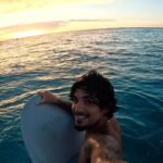 Gabriel Medina Instagram - O pensamento é a força criadora. O amanhã é ilusório, Porque ainda não existe. O hoje é real. É a realidade que você pode interferir As oportunidades de mudança ‘Tá no presente Não espere o futuro mudar sua vida. 💭 Thought is the creative force, Tomorrow is illusory Because it doesn’t exist yet Today is real It’s the reality that you can interfere Opportunities for change ‘It’s in the present Don’t wait for the future to change your life. 🎥: @lucasbalbino_ Pipeline, North Shore Oahu, Hawaii