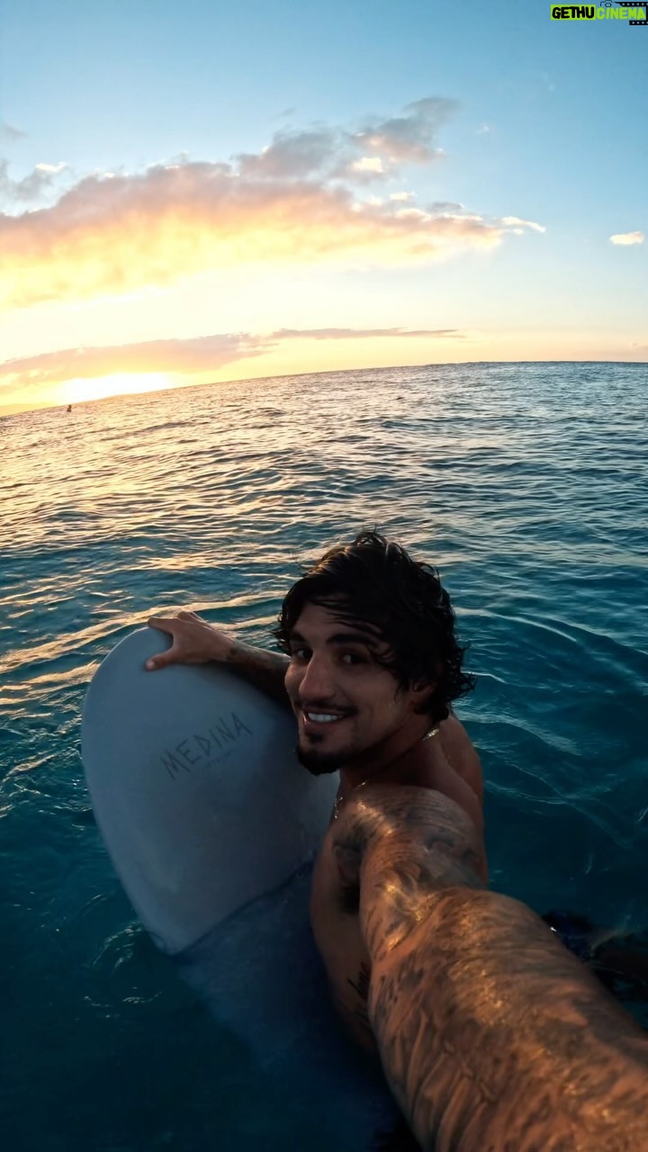 Gabriel Medina Instagram - O pensamento é a força criadora. O amanhã é ilusório, Porque ainda não existe. O hoje é real. É a realidade que você pode interferir As oportunidades de mudança ‘Tá no presente Não espere o futuro mudar sua vida. 💭 Thought is the creative force, Tomorrow is illusory Because it doesn’t exist yet Today is real It’s the reality that you can interfere Opportunities for change ‘It’s in the present Don’t wait for the future to change your life. 🎥: @lucasbalbino_ Pipeline, North Shore Oahu, Hawaii
