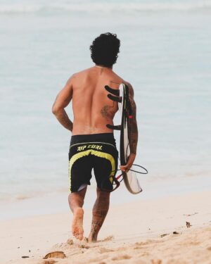Gabriel Medina Instagram - Peace ✌️… 🩳 @ripcurl 

@lucasbalbino_