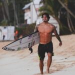 Gabriel Medina Instagram - Peace ✌️… 🩳 @ripcurl @lucasbalbino_ Banzai Pipeline