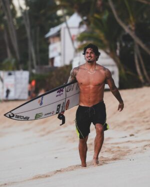 Gabriel Medina Instagram - Peace ✌️… 🩳 @ripcurl 

@lucasbalbino_