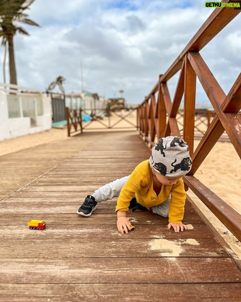 Gabriela Marcinková Instagram - Moje obľúbené rodičovské chvíle - sledovať, ako sa deti hrajú a nič okolo seba nevnímajú. Chlapec a jeho autá.
