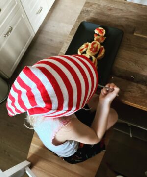 Gabriela Marcinková Instagram - Tak jako jo… chystáme sa aj my. Ladíme outfity a pripravujeme sviatočné jedlá. Ak by ste potrebovali inšpiráciu, sú to povestné “Gule deda Mráza”. Obľúbené jedlo našich detí kedykoľvek počas roka.  S iným názvom by samozrejme tak nebodovalo. Krásne, šťastné, veselé, POKOJNÉ a nádherné!!!