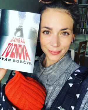 Gabriela Marcinková Instagram - Fotošúting s knihou a spiacim dieťaťom… Tak som si pospominala na svoju prácu, posmiala sa, zrelaxovala (na prečítanie potrebujete 1-2 spanky 1-2 dobre spiacich detí)… A už sa teším, keď sa opäť pustím do nejakého filmu či seriálu. Majte sa krásne milí čitatelia, diváci i rodičia ❤️