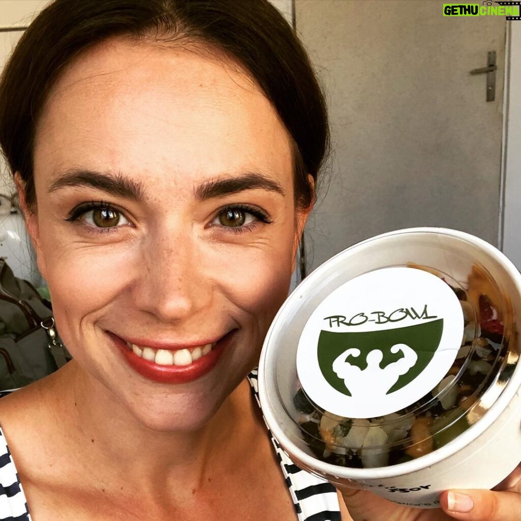 Gabriela Marcinková Instagram - Keď máš kamošku, ktorá ti aj dieťa postráži, aj zdravé raňajky prinesie a ty môžeš točiť Pána profesora. Ďakujem @emmka.marton Odporúčam @probowlba A teším sa na @panprofesor.markiza ❤️