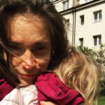 Gabriela Marcinková Instagram – Moja najkrajšia fotka za poslednú dobu. Celá ja – strapatá a v objatí. 🤪 Vás tu stále pribúda a ja sa vám vôbec nevenujem, tak som len chcela napísať – ĎAKUJEM, že máte radi projekty, kde sa objavím. Pekný deň! ❤️